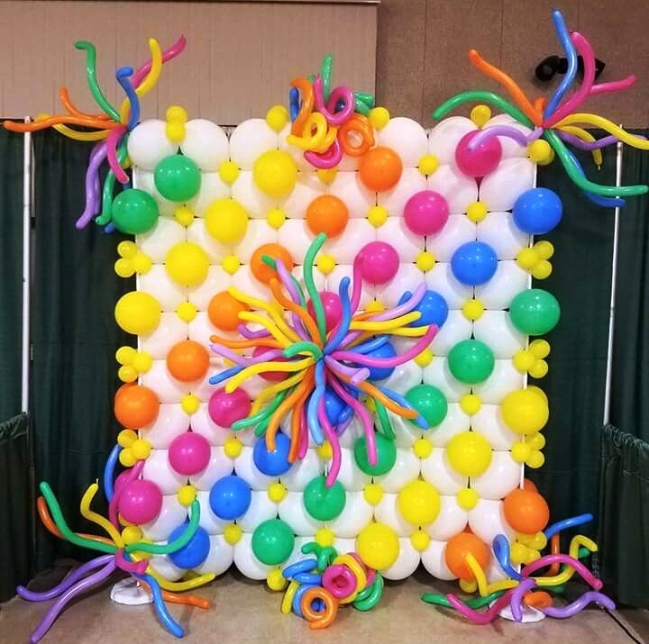 Perete baloane albe si multicolore